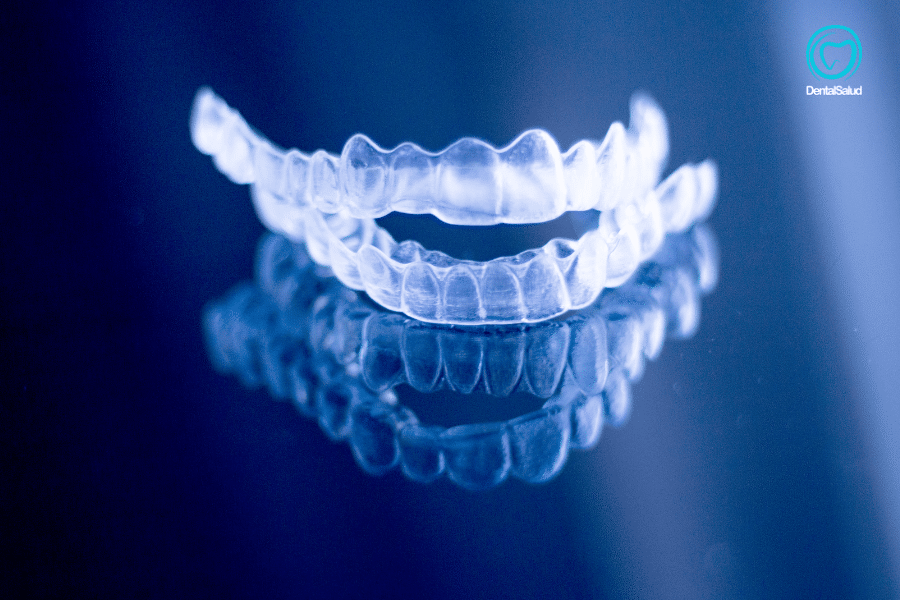 foto de ortodoncia invisible sobre fondo azul
