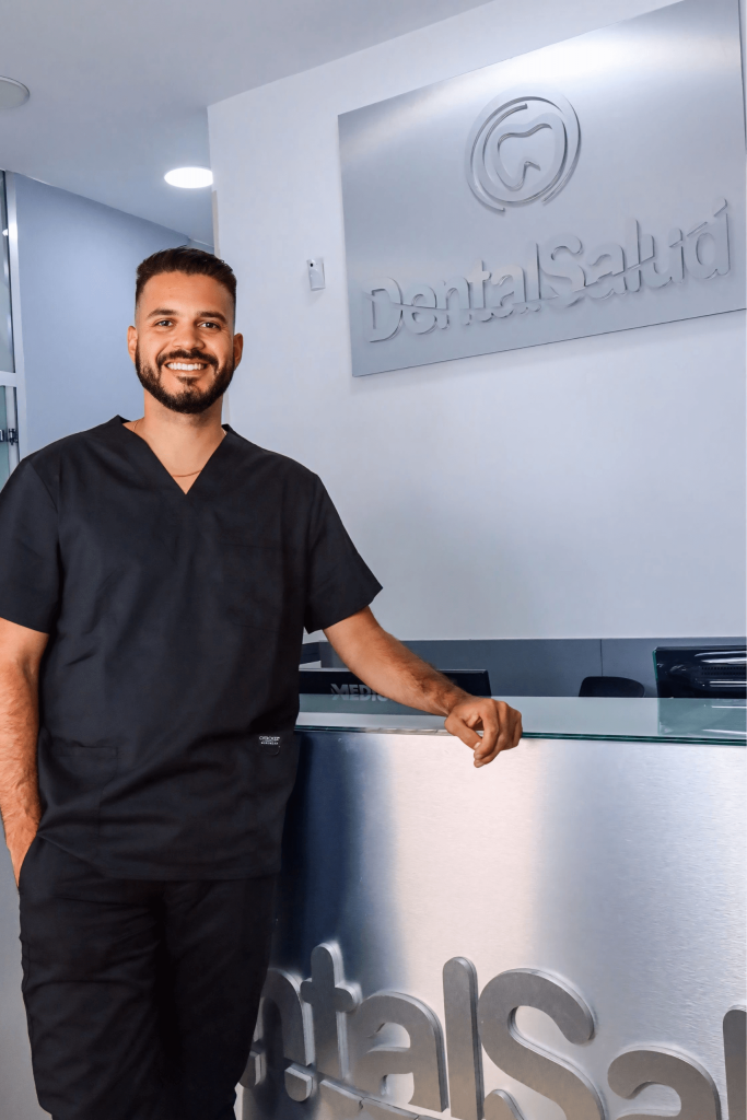 Julián-Atención-al-paciente-Clínica-Dental-Salud-Tetuán
