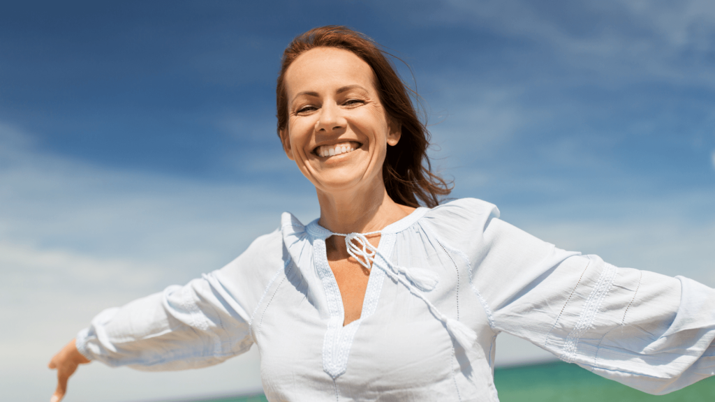Revisión dental antes del verano en Francos Rodríguez: prevención y tranquilidad 3 Mujer sonriendo en verano tras una revisión dental preventiva