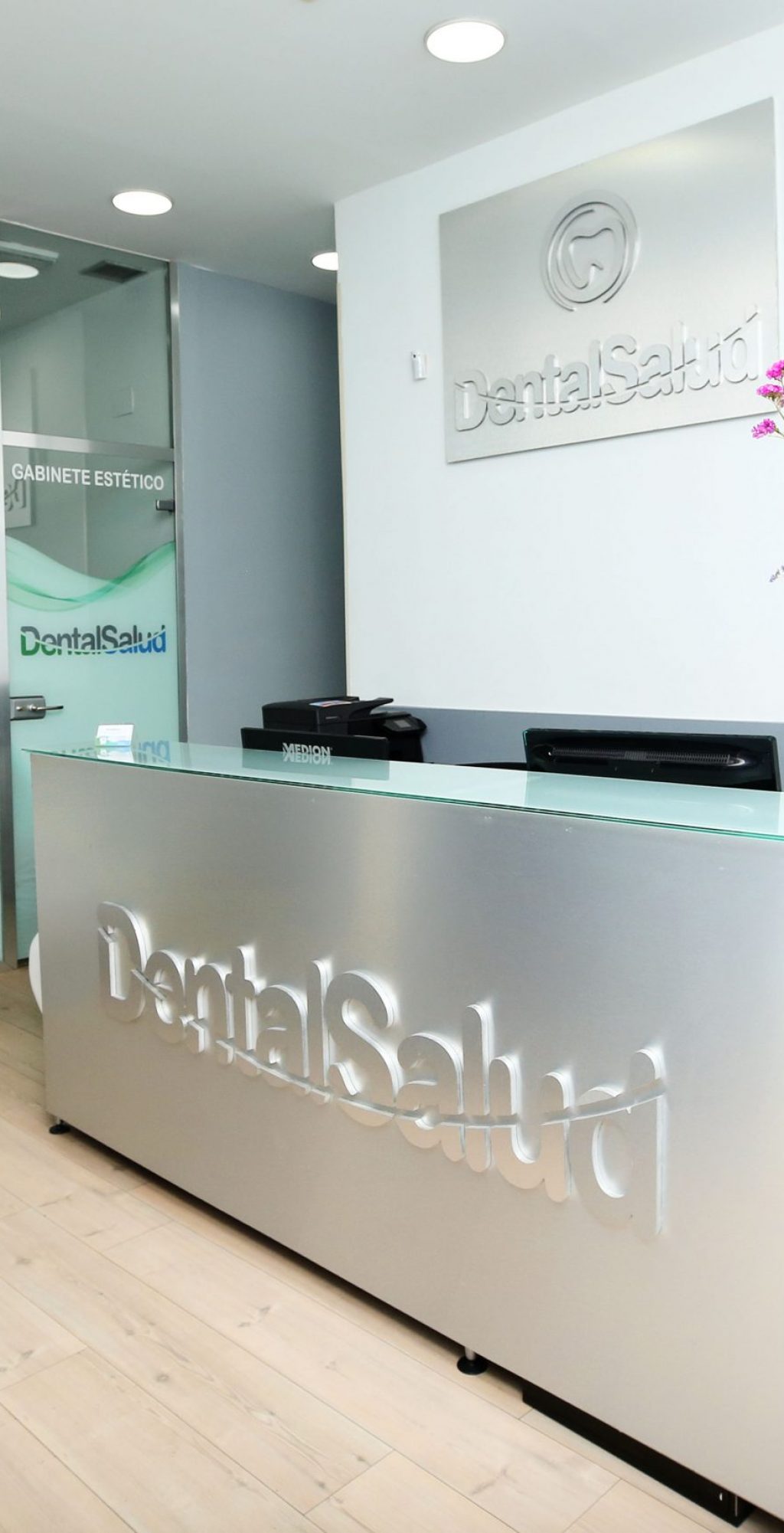 la clínica dental salud está en francos rodríguez y tiene servicio de ortodoncia, implantes dentales, estética facial y estética dental entre otros